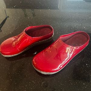 Elite by Walking Cradles Clogs size 8.5. Like New.